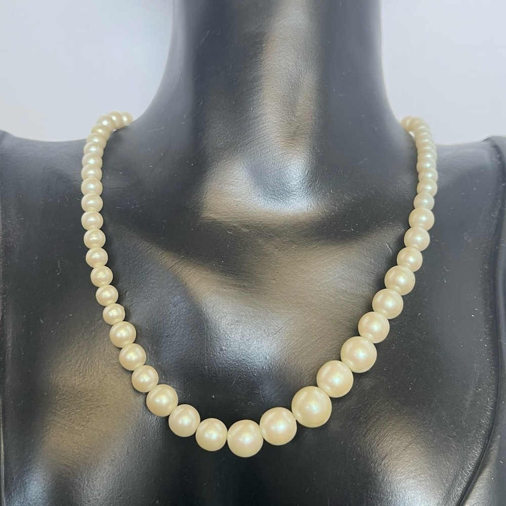 Vintage faux plastic pearl necklace
